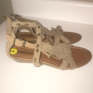 Minnetonka fringe wedge sandal - size 9
